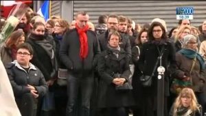 parigi-una-citta-che-piange-le-vittime-degli-attentati-terroristici