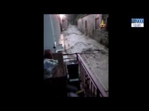 alluvione-in-calabria-e-sicilia-esondati-torrenti-strade-e-ferrovie-spazzate-via
