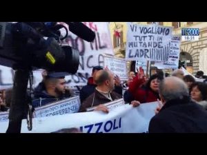 banche-fallite-la-protesta-dei-risparmiatori-davanti-a-bankitalia