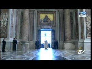 giubileo-le-immagini-di-papa-francesco-che-varca-la-porta-santa