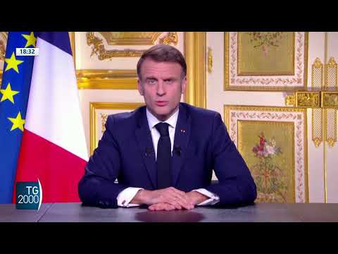 Francia in crisi, Macron non cede alle richieste di dimissioni