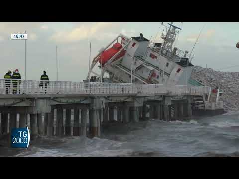 Maltempo, pioggia e freddo. Nave incagliata a Marina di Massa