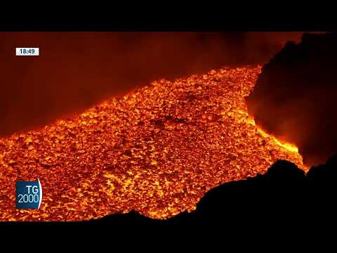 Etna, continuano esplosioni. Rischio curiosi e sprovveduti