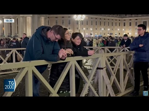 Il mondo in preghiera per Papa Francesco. Nuovo Rosario a San Pietro