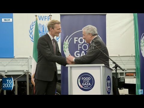 Tajani a Gaza consegna 15 camion di aiuti